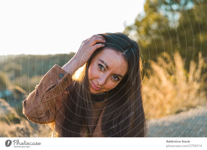 Fröhliche Frau spielt mit Haaren in der Natur. hübsch Behaarung Spielen heiter schön Porträt Jugendliche Beautyfotografie Model attraktiv Mensch natürlich