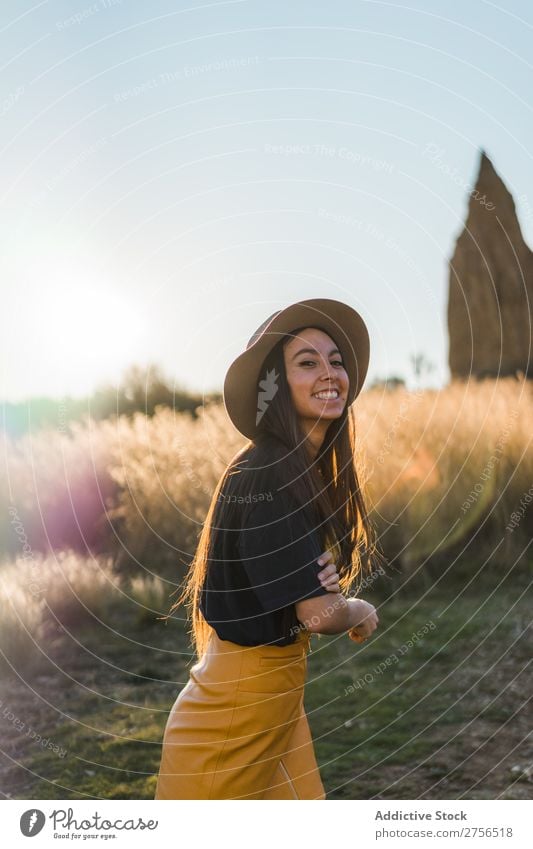 Fröhliche junge Frau mit Hut in der Natur hübsch heiter schön Porträt Jugendliche Beautyfotografie Model attraktiv Mensch natürlich brünett Behaarung Stil