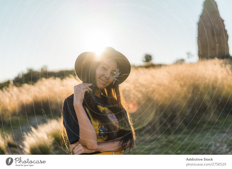 Fröhliche junge Frau mit Hut in der Natur hübsch heiter schön Porträt Jugendliche Beautyfotografie Model attraktiv Mensch natürlich brünett Behaarung Stil