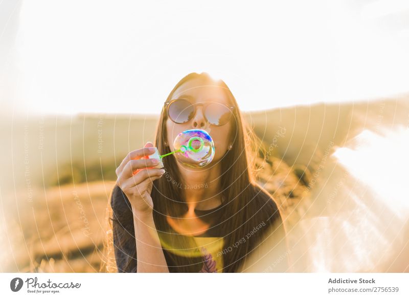 Frau bläst Seifenblase in der Natur hübsch Blase wehen Sonnenbrille Sonnenstrahlen schön Porträt Jugendliche Beautyfotografie Model attraktiv Mensch natürlich