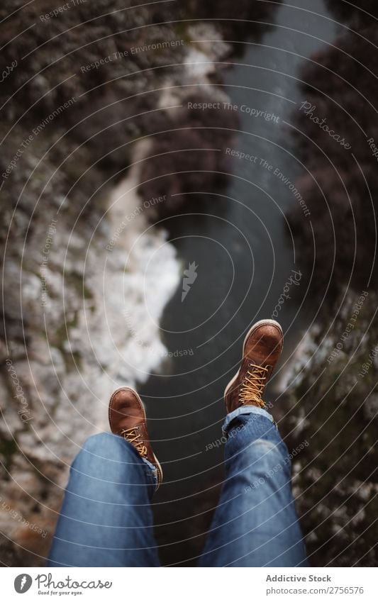 Die Beine des Touristen am Rand Börde Ferien & Urlaub & Reisen Felsen Natur wandern Ausflug Freizeit & Hobby Mensch Fuß Gipfel Höhe Wanderer Abenteuer Klippe