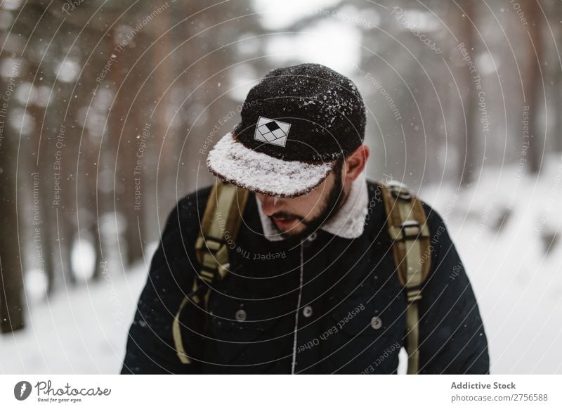 Touristen stehen im verschneiten Wald Mann Backpacker Straße Winter Natur Schnee kalt Frost Jahreszeiten Landschaft weiß schön ländlich gefroren