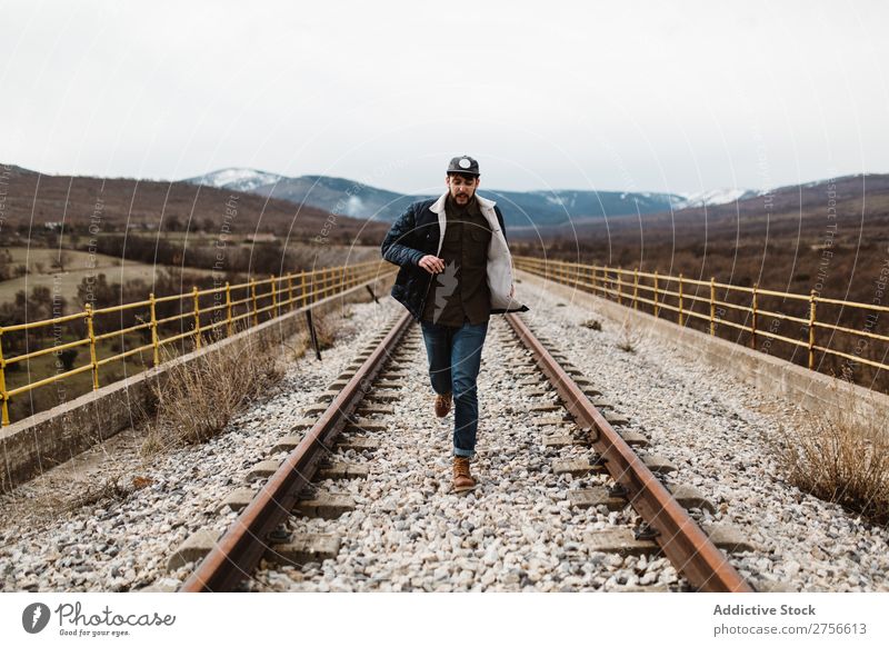 Mann, der auf der Eisenbahn fährt. Natur rennen Geschwindigkeit Rost alt Ferien & Urlaub & Reisen Lifestyle Jugendliche Landschaft Bahn schön Mensch Verkehr