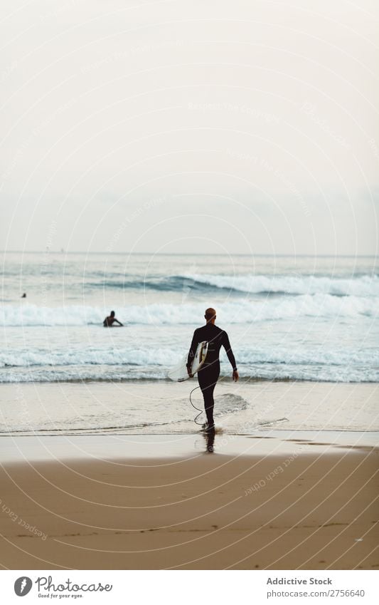 Surfer-Mann am Meer Tourist rennen Sand Strand Felsen Ferien & Urlaub & Reisen Tourismus Natur Landschaft Küste Wasser Sonne Freiheit Stein natürlich Lifestyle