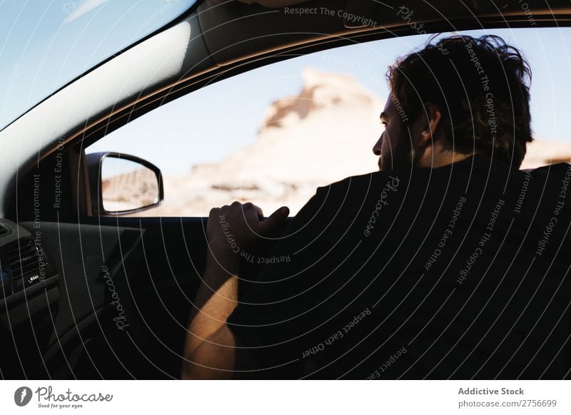 Mann schaut aus dem Autofenster. Wüste Fenster Straße Ferien & Urlaub & Reisen Lifestyle Mensch Erwachsene Fotokamera Natur Abenteuer Ausflug Tourist PKW