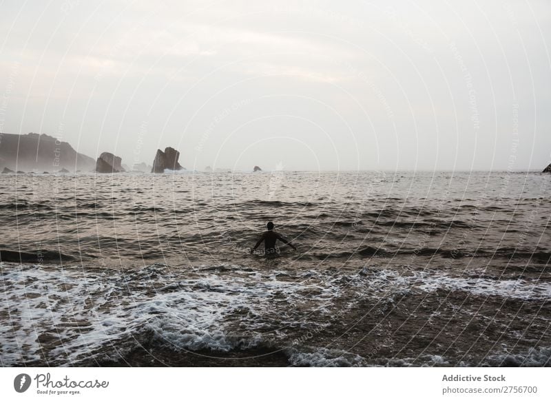 Mann beim Baden am Strand Klippe Meer Felsen Abend Ferien & Urlaub & Reisen Tourismus Natur Landschaft Küste Wasser Sonne Freiheit Stein natürlich Lifestyle