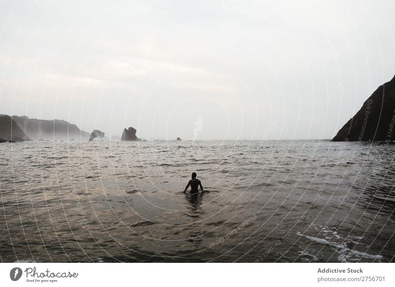 Mann beim Baden am Strand Klippe Meer Felsen Abend Ferien & Urlaub & Reisen Tourismus Natur Landschaft Küste Wasser Sonne Freiheit Stein natürlich Lifestyle