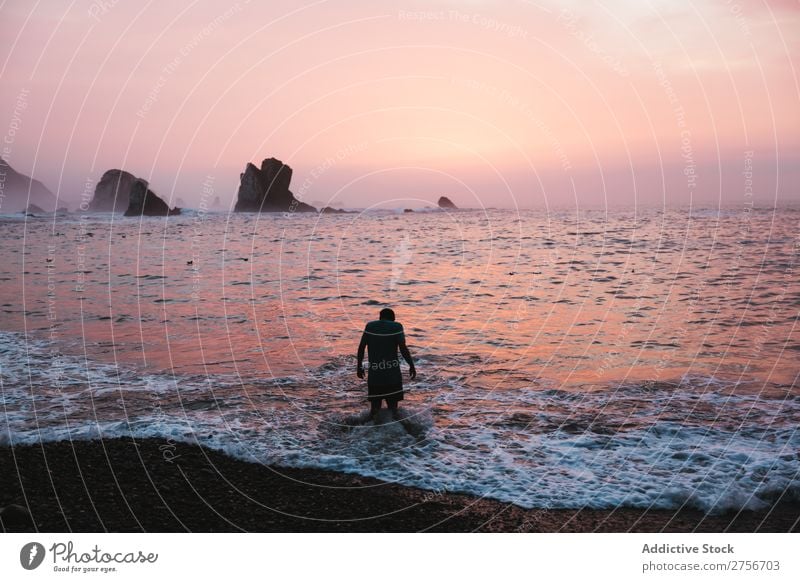 Mann beim Baden am Strand Klippe Meer Felsen Abend Ferien & Urlaub & Reisen Tourismus Natur Landschaft Küste Wasser Sonne Freiheit Stein natürlich Lifestyle