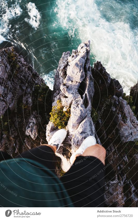 Mann steht auf einer Klippe Wüste Ferien & Urlaub & Reisen Beine Lifestyle Mensch Erwachsene Stein Felsen Natur Abenteuer Freiheit Reisender Ausflug Tourist