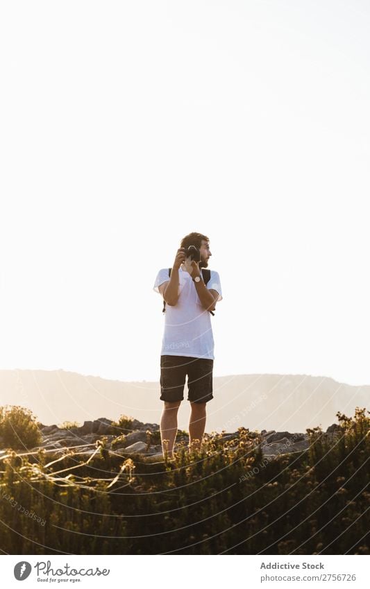 Person auf der Klippe beim Fotografieren Mensch Meer Natur Ferien & Urlaub & Reisen Himmel Felsen Stein Küste Bucht Aussicht schön Idylle malerisch Gelassenheit