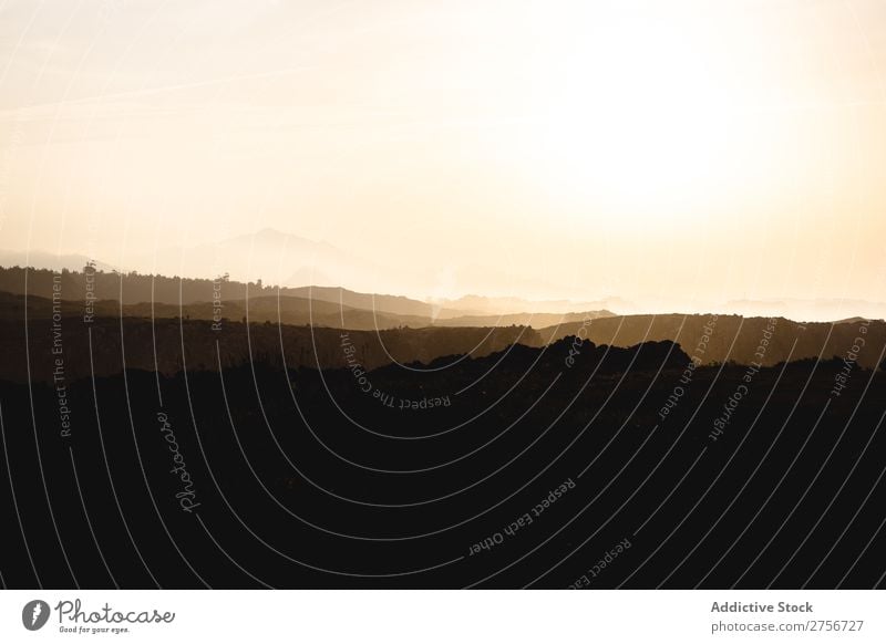 Sonnenaufgang über Hügeln steigend Natur Himmel Aussicht Landschaft schön Sonnenlicht Szene Morgen Pflanze Horizont hell Silhouette Freiheit Farbe ruhig