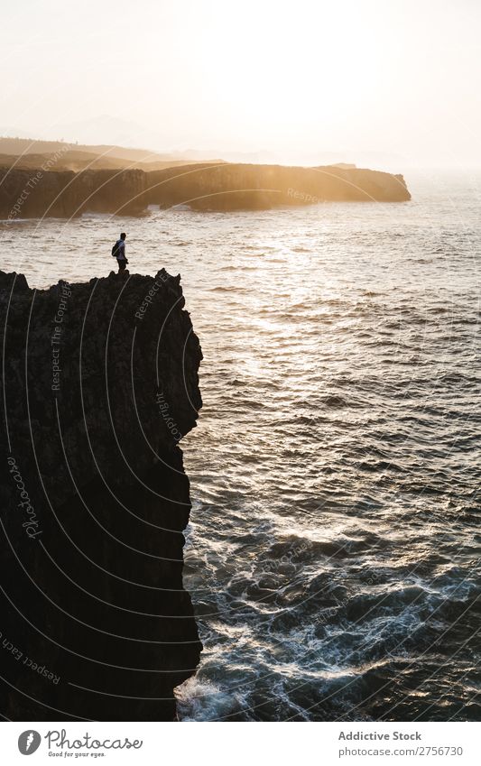 Person auf der Klippe Mensch Meer Natur Ferien & Urlaub & Reisen Himmel Felsen Stein Küste Bucht Aussicht schön Idylle malerisch Gelassenheit Wasser friedlich