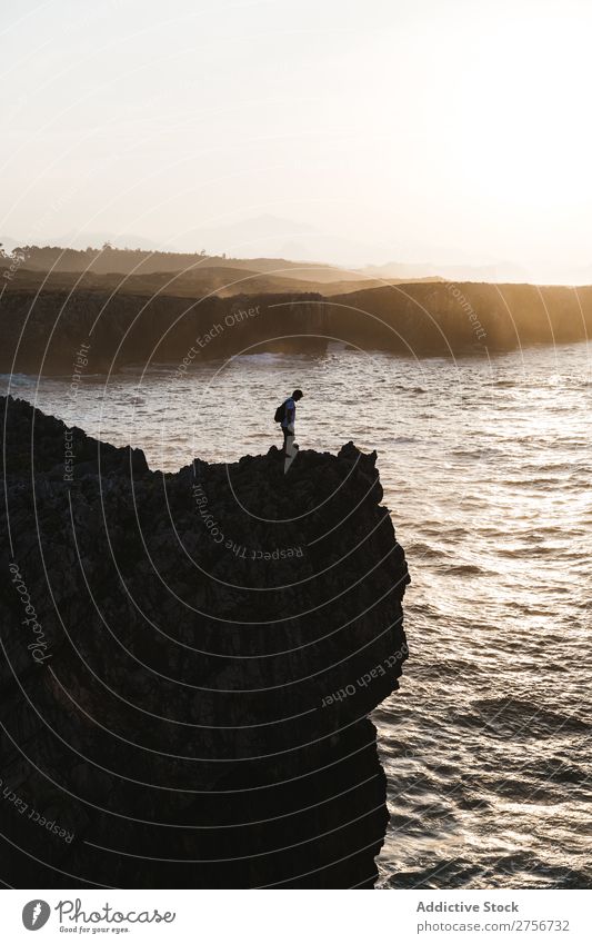 Person auf der Klippe Mensch Meer Natur Ferien & Urlaub & Reisen Himmel Felsen Stein Küste Bucht Aussicht schön Idylle malerisch Gelassenheit Wasser friedlich