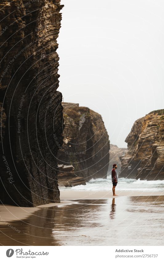 Mann steht an der Bucht Klippe Meer Natur Ferien & Urlaub & Reisen Himmel Mensch Felsen Stein Küste Aussicht schön Idylle malerisch Gelassenheit Wasser