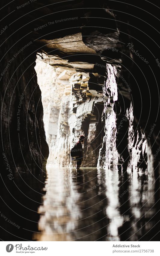 Mann steht in der Höhle Klippe Meer Natur Ferien & Urlaub & Reisen Himmel Mensch Felsen Stein Küste Bucht Aussicht schön Idylle malerisch Gelassenheit Wasser