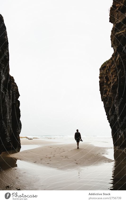 Mann steht an der Bucht Klippe Meer Natur Ferien & Urlaub & Reisen Himmel Mensch Felsen Stein Küste Aussicht schön Idylle malerisch Gelassenheit Wasser