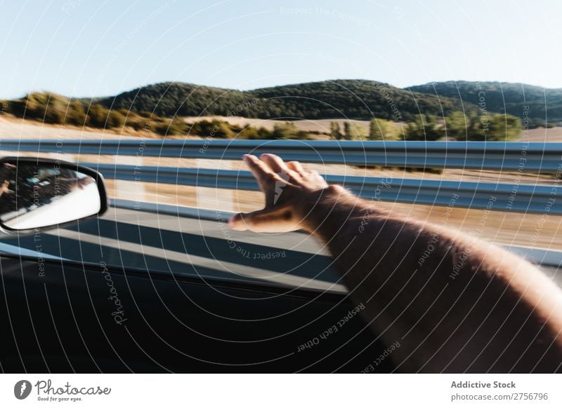 Mann, der die Hand aus dem Fenster ragt. PKW Autobahn Mensch Freiheit Wind Verkehr Straße Fahrzeug Fahrer Geschwindigkeit Ausflug Ferien & Urlaub & Reisen