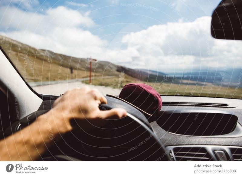 Mann fährt Auto in den Bergen Mensch fahren PKW Straße Hügel Berge u. Gebirge Gipfel Natur Ferien & Urlaub & Reisen Aussicht malerisch Halde Landschaft Höhe