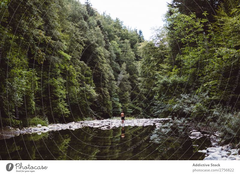 Ein Mann steht in einem Fluss. Tourist wandern Teich Ferien & Urlaub & Reisen Natur Abenteuer Ausflug Mensch Lifestyle Tourismus Freizeit & Hobby Trekking