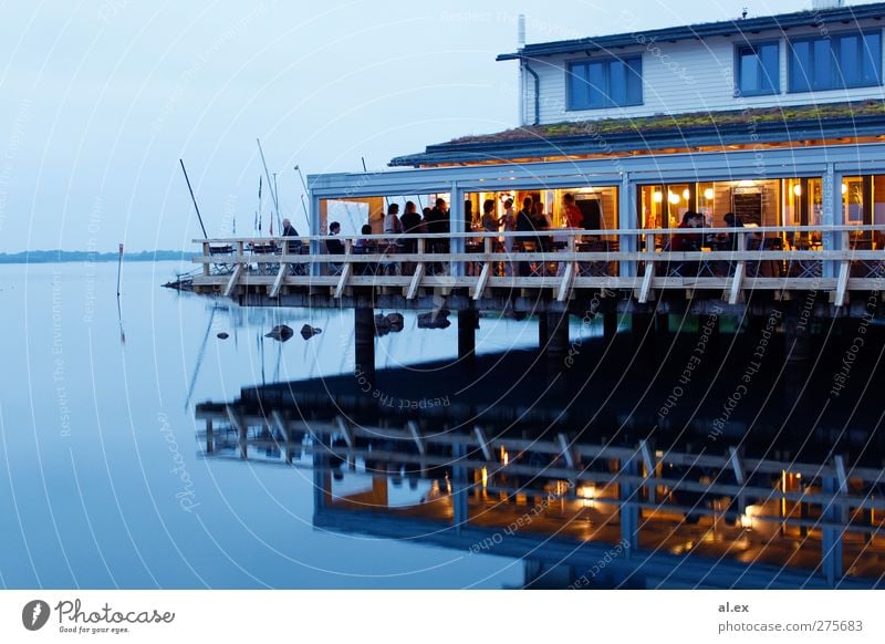 Cospudener See Mensch Menschenmenge Kultur Veranstaltung Wasser Sommer Schönes Wetter Flussufer Hafenstadt Haus Balkon Terrasse Holz Linie Feste & Feiern