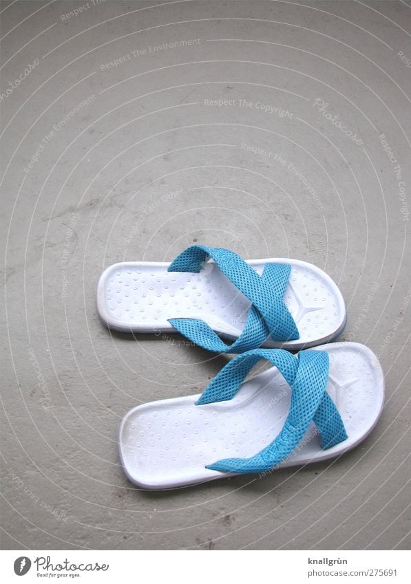 Ausgelatscht Mode Schuhe Flipflops hell blau grau weiß Erholung Freizeit & Hobby Ferien & Urlaub & Reisen Freude Badelatschen Farbfoto Außenaufnahme