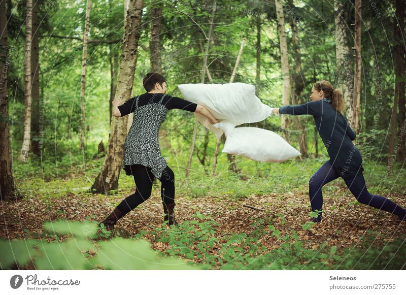 Kissen schlachten! Jetzt! Freude Freizeit & Hobby Spielen Mensch feminin Frau Erwachsene 2 Umwelt Natur Landschaft Schönes Wetter Pflanze Baum Wald Bekleidung