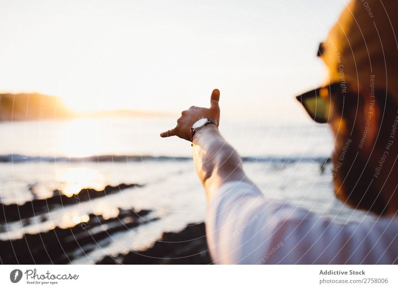 Crop Mann Stretching Arm macht gute Geste Mensch Hand Meer Landschaft Wasser Küste Ferien & Urlaub & Reisen Natur Sommer Himmel Felsen Insel Tourismus