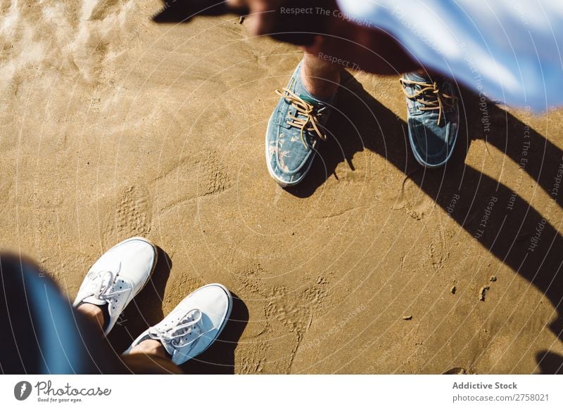 Menschen, die auf nassem Sand stehen. Strand Freitreppe Sommer Meer Ferien & Urlaub & Reisen Natur Fuß Sonnenlicht Freizeit & Hobby winken Erholung tropisch