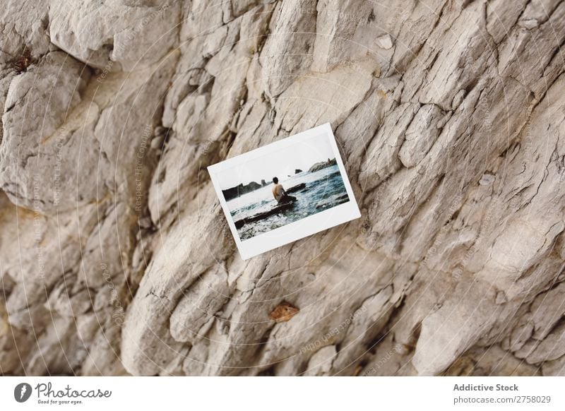 Foto auf Felsen Mann Tourist Klippe Schuss sofort Meer Ferien & Urlaub & Reisen Tourismus Natur Landschaft Küste Wasser Sonne Freiheit Stein natürlich Lifestyle