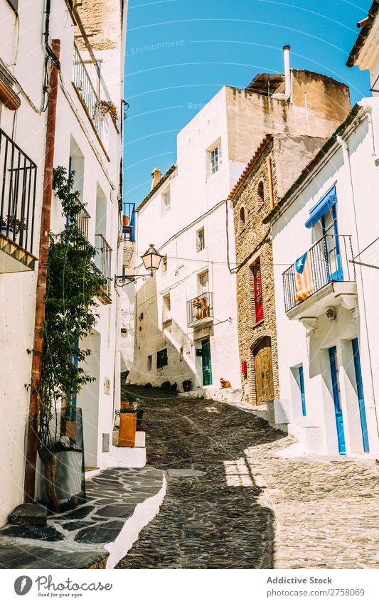 Ländliche Straßen in Cadaques, Spanien costa brava Katalonien ländlich weiß mediterran Dorf traveleurope Spanisch berühmt Sommer Himmel Architektur Ansicht Haus