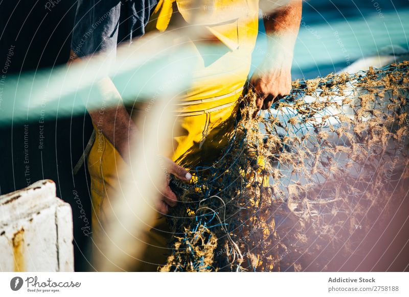 Mann, der mit Fischernetzen arbeitet Ball Bobfahrer Boje Farbe mehrfarbig Tag Detailaufnahme Gerät Fischereiwirtschaft Netzstrümpfe Im Wasser treiben