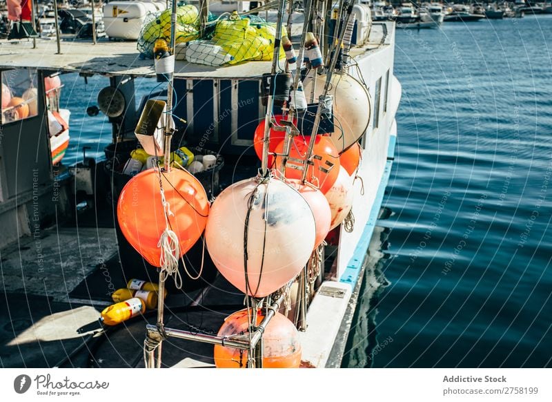 Ein Boot mit verschiedenen Schwimmern blau Wasserfahrzeug Bobfahrer Boje ruhig Farbe mehrfarbig Gerät Europa Fischereiwirtschaft Im Wasser treiben