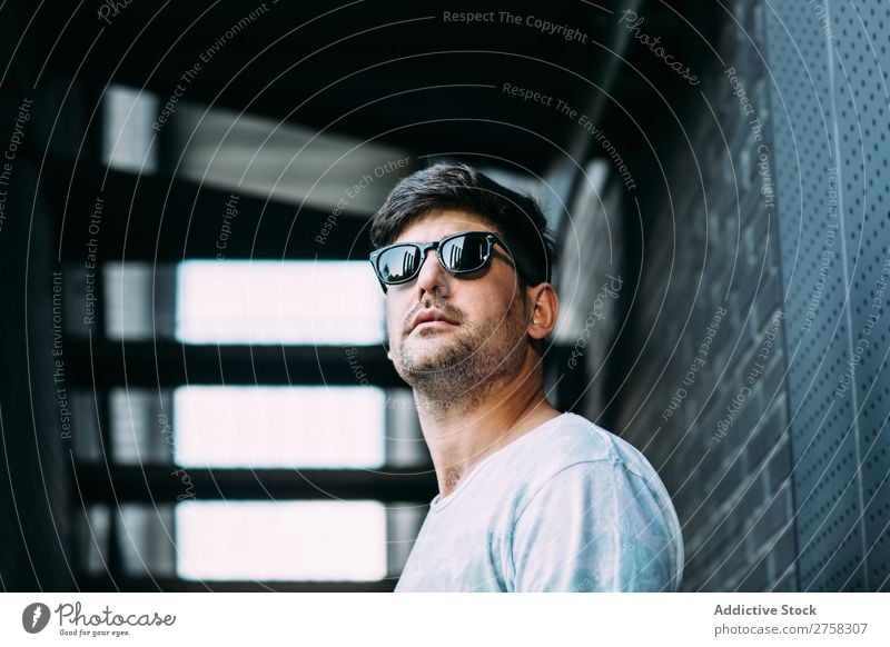 Mann mit Sonnenbrille heiter Lächeln Glück selbstbewusst jung cool Person Porträt modern Model modisch männlich ernst lässig gutaussehend Typ Erwachsener