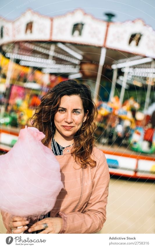 Frau mit Zuckerwatte im Park Kinderkarussell Mensch rosa hübsch süß Lebensmittel Fressen Freude Lifestyle Porträt Jugendliche Lächeln Halt Snack Außenaufnahme