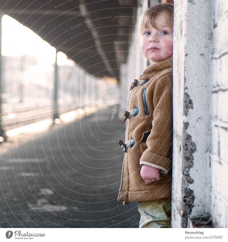 neulich mit Moritz... maskulin Kind 1 Mensch 1-3 Jahre Kleinkind Stadt Bahnhof Mauer Wand Blick stehen warten authentisch nah Neugier niedlich braun gold