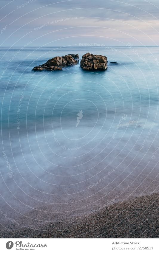 Leerer Strand Girona blau ruhig Katalonien Küste kalt Rippen Costa Brava dunkel Ausflugsziel Europa Landschaft Stimmung Nacht Menschenleer Meer Erholung Szene