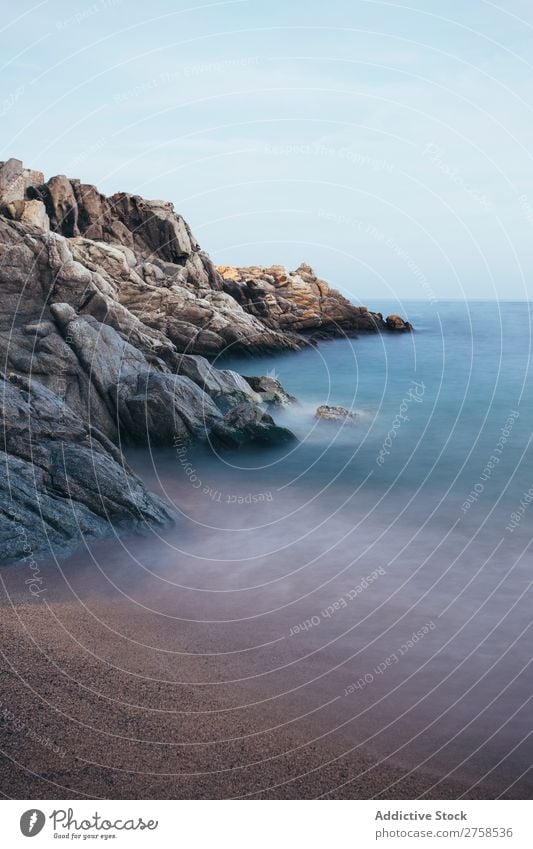 Leerer Strand Girona blau ruhig Katalonien Küste kalt Rippen Costa Brava dunkel Ausflugsziel Europa Landschaft Stimmung Nacht Menschenleer Meer Erholung Szene