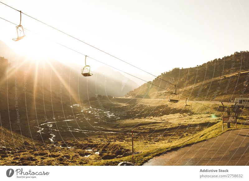 Seilbahn in sonnigen Bergen Hügel Berge u. Gebirge Natur Landschaft Felsen Ferien & Urlaub & Reisen Sonnenstrahlen Sonnenuntergang Abend schön Aussicht Sommer