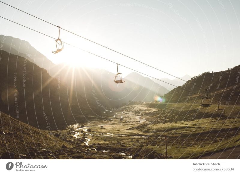 Seilbahn in sonnigen Bergen Hügel Berge u. Gebirge Natur Landschaft Felsen Ferien & Urlaub & Reisen Sonnenstrahlen Sonnenuntergang Abend schön Aussicht Sommer