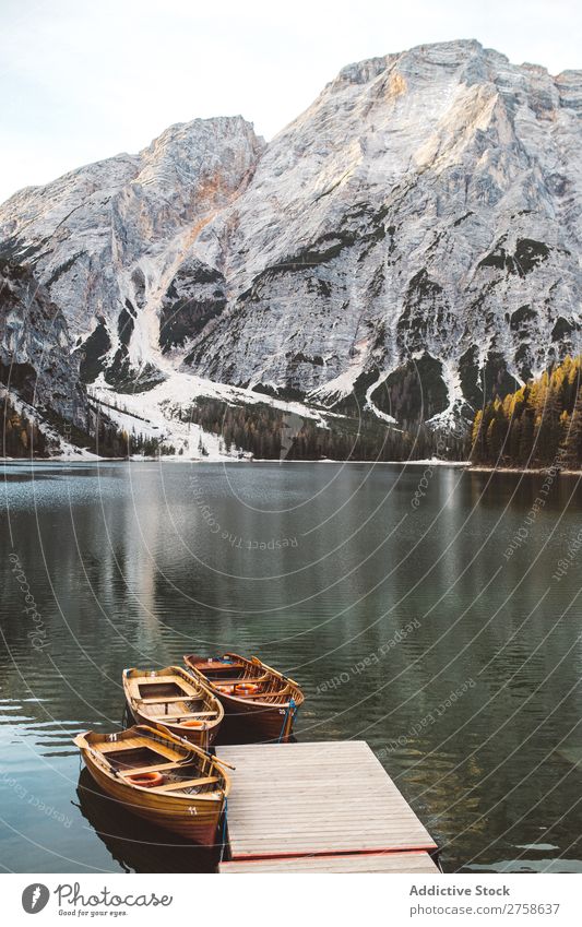 Schöne Gipfel und Boote am Pier Hügel Berge u. Gebirge Natur Anlegestelle Wasserfahrzeug Holz See ruhig Landschaft Ferien & Urlaub & Reisen schön Aussicht