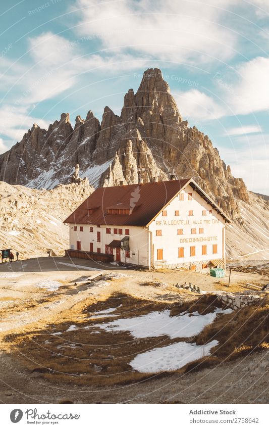 Großes Haus in den Bergen groß ländlich Landschaft heimwärts Hügel Berge u. Gebirge Natur Ferien & Urlaub & Reisen schön Aussicht Sommer Tourismus Felsen Umwelt