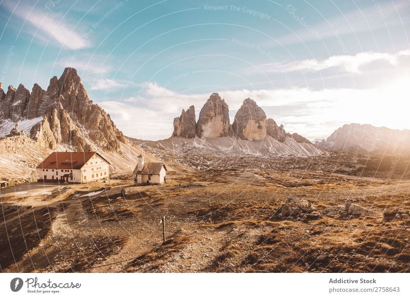 Großes Haus in den Bergen groß ländlich Landschaft heimwärts Hügel Berge u. Gebirge Natur Ferien & Urlaub & Reisen schön Aussicht Sommer Tourismus Felsen Umwelt