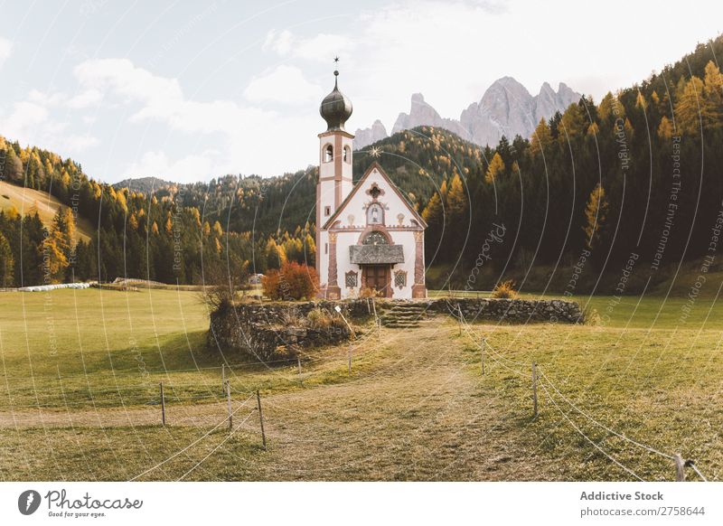 Kleine Kirche auf der Wiese klein Religion & Glaube Rasen Dom Architektur Christentum Wald Hügel Berge u. Gebirge Natur Landschaft Ferien & Urlaub & Reisen