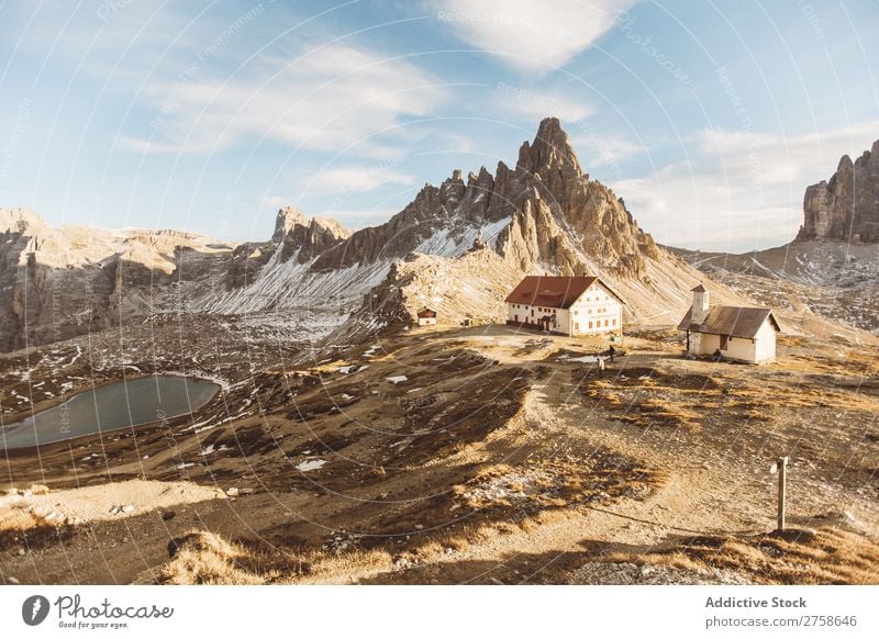 Großes Haus in den Bergen groß ländlich Landschaft heimwärts Hügel Berge u. Gebirge Natur Ferien & Urlaub & Reisen schön Aussicht Sommer Tourismus Felsen Umwelt