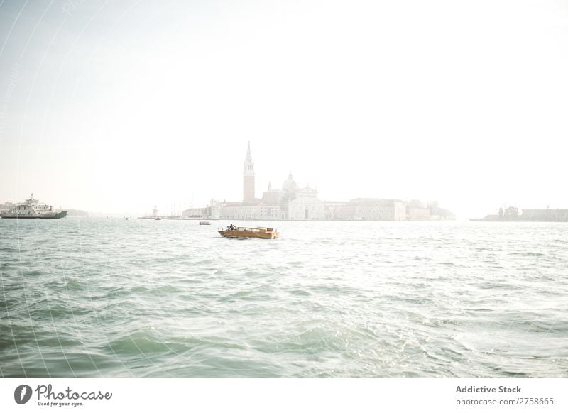 Kleines Boot im Wasser segeln Kanal Wasserfahrzeug Segeln Großstadt Gebäude Architektur Tourismus Ferien & Urlaub & Reisen Skyline Stadt Wahrzeichen historisch