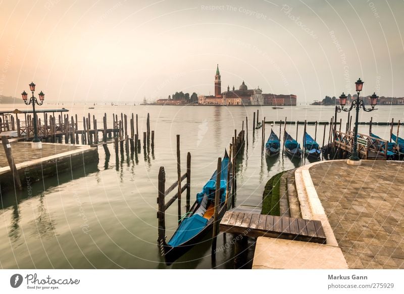 Gondeln am Morgen in Venedig Ferien & Urlaub & Reisen Tourismus Sightseeing Städtereise Sommer Stadt Altstadt Menschenleer Kirche Kitsch Erotik blau braun gelb