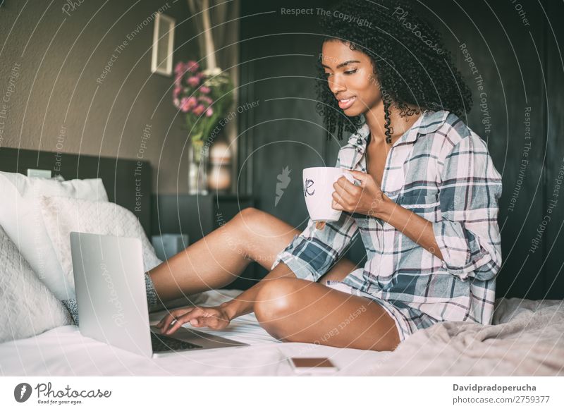 schöne schwarze Frau auf dem Bett mit Laptop und Tasse Kaffee Notebook Computer Lächeln Porträt Nahaufnahme Technik & Technologie Internet WiFi Gerät Mitteilung