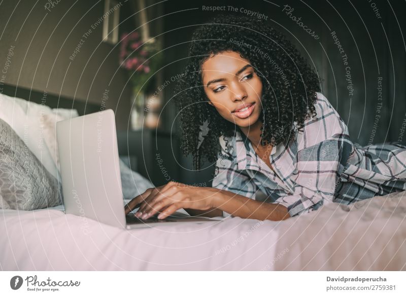 schöne schwarze Frau auf dem Bett mit Laptop und Tasse Kaffee Notebook Computer Lächeln Porträt Nahaufnahme Technik & Technologie Internet WiFi Gerät Mitteilung