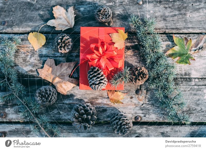 Weihnachtsdekoration in einem Holztisch im Freien Weihnachten & Advent Geschenk Leben Stillleben Hintergrundbild Dekoration & Verzierung