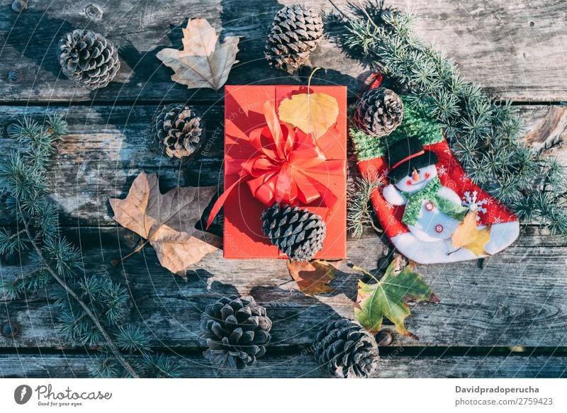 Weihnachtsdekoration in einem Holztisch im Freien Weihnachten & Advent Geschenk Kniestrümpfe Weihnachtsmann Leben Stillleben Hintergrundbild